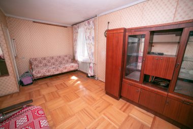 Eski daire. İçeriden eski, çirkin daire manzaralı, eski moda, eski tarz. Moskova 'da bir daire.