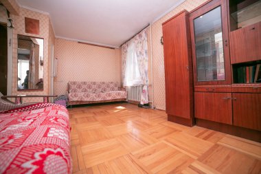 Eski daire. Rusya apartmanı. Moskova. Ucuz konut. Büyükannemin yaşadığı daire. Kötü onarımlarla dolu bir oda.