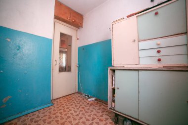 Ucuz konut. Büyükannemin yaşadığı daire. Kötü onarımlarla dolu bir oda. İçeriden eski, çirkin daire manzaralı, eski moda, eski tarz. Moskova 'da bir daire.
