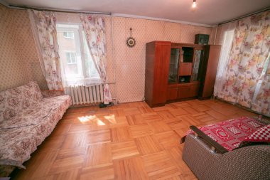 Eski daire. Rusya apartmanı. Moskova. Ucuz konut. Büyükannemin yaşadığı daire. Kötü onarımlarla dolu bir oda.
