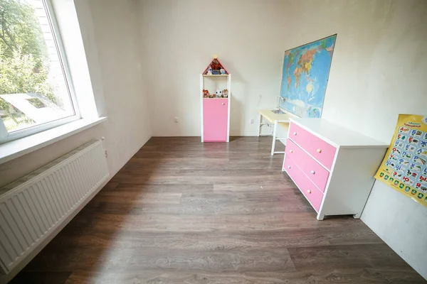 儿童房 明亮的卧室和儿童游戏空间 — 图库照片