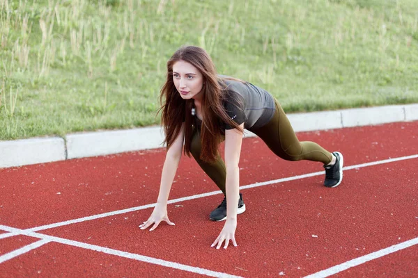 Ung Kvinna Beredd Att Köra Längs Sökvägen Till Stadion — Stockfoto