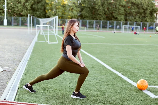 Mujer Joven Ropa Deportiva Haciendo Calentamiento Estadio — Foto de Stock