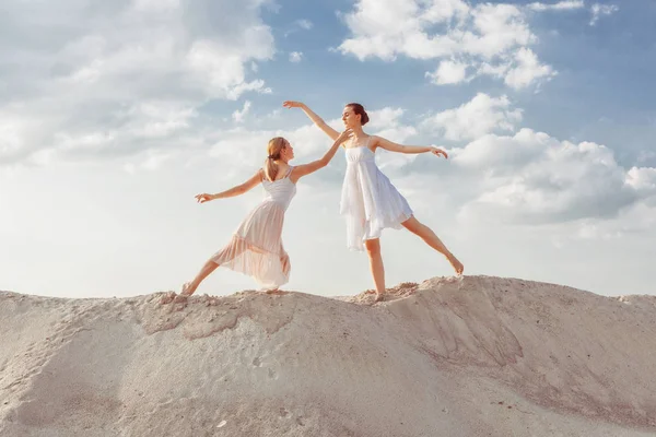 Zwei Schöne Tänzerinnen Machen Tanzschritte Auf Dem Sand Der Wüste — Stockfoto