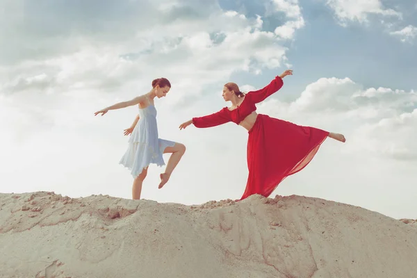 Junge Tänzerinnen Tanzen Der Wüste Auf Dem Sand — Stockfoto