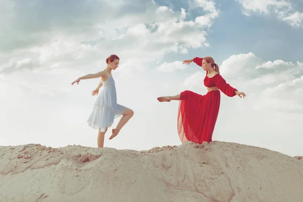 Junge Tänzerinnen Tanzen Der Wüste — Stockfoto