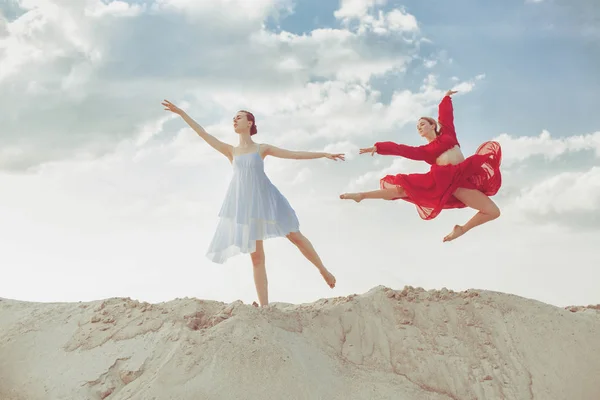 Дві Красиві Танцівниці Танцюють Пустелі Піску — стокове фото
