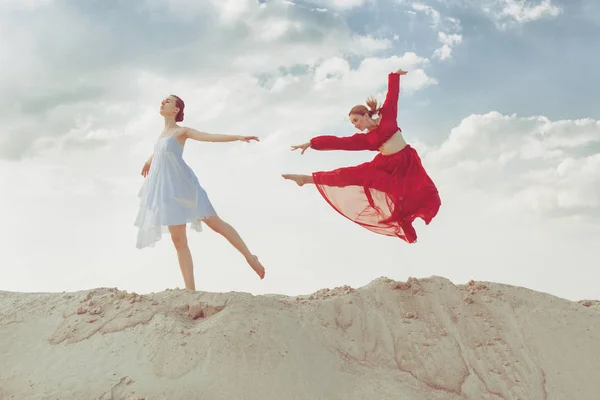 Zwei Schöne Tänzerinnen Tanzen Der Wüste — Stockfoto