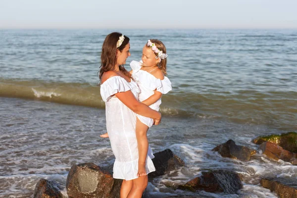 Junge Mutter Und Ihre Tochter Weißen Kleidern Stehen Strand — Stockfoto