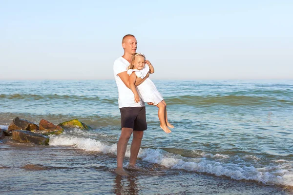 Papá Está Playa Sostiene Pequeña Hija Sus Brazos — Foto de Stock