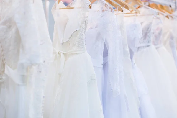 Piękny Ślub Białe Sukienki Wiszą Ladzie Sklepie — Zdjęcie stockowe