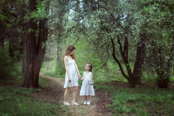 母亲和女儿在一个童话森林 在女孩的手一个篮子与兔子 — 图库照片