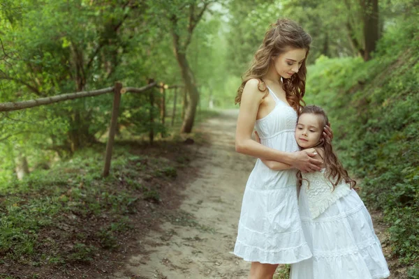 Porträt Einer Jungen Mutter Und Ihrer Tochter Wald Mädchen Umarmt — Stockfoto