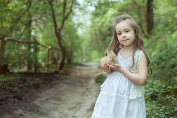 Kleines Mädchen Märchenwald Sie Hält Ein Kleines Kaninchen Ihren Händen — Stockfoto