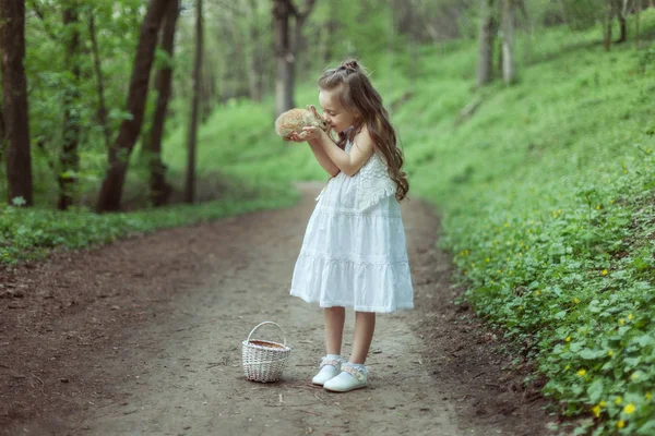 Retrato Uma Menina Numa Floresta Ela Está Segurando Pequeno Coelho — Fotografia de Stock