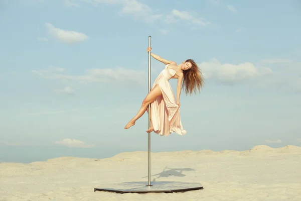 Hermosa Mujer Vestido Bailando Pilón Desierto — Foto de Stock