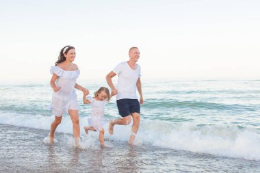 Deniz kıyısı çalışan bir kızı ile anne.