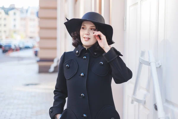 Retrato Uma Mulher Bonita Casaco Preto Chapéu Cidade — Fotografia de Stock