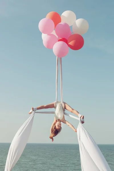 女孩在画布上盘旋在空中 气球把帆布放在空中 — 图库照片