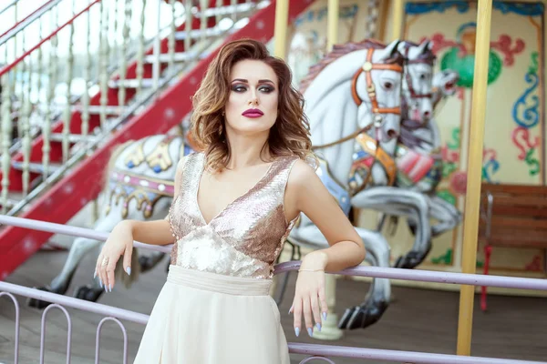 Retrato Uma Bela Mulher Morena Vestido Noite Lado Carrossel Infantil — Fotografia de Stock