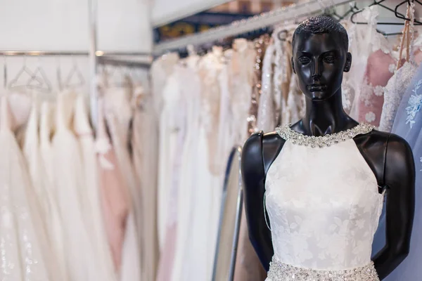 Vestido Noiva Manequim Entre Prateleiras Com Vestidos — Fotografia de Stock