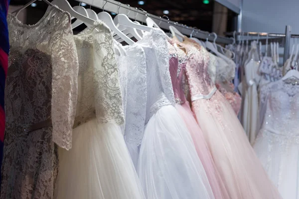 Bröllop Och Aftonklänningar Hängande Ett Rack Butiken — Stockfoto