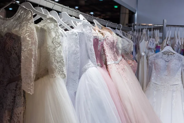 Belos Vestidos Casamento Noite Pendurados Rack Loja — Fotografia de Stock