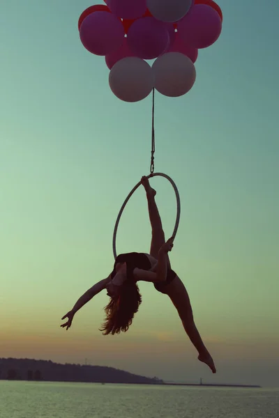 Akrobatin Macht Akrobatische Kunststücke Auf Einem Kreis Bei Sonnenuntergang — Stockfoto