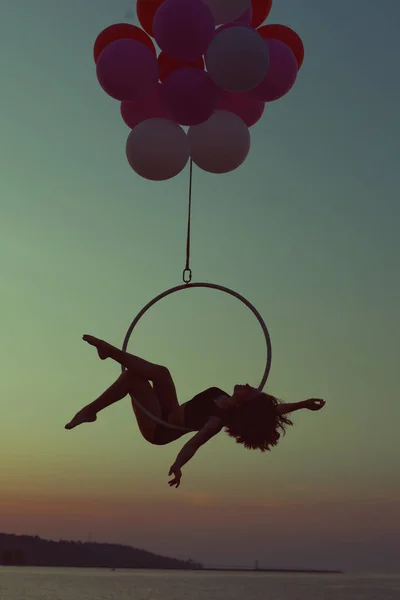 Akrobatin Macht Akrobatische Kunststücke Auf Einem Kreis Der Untergehenden Sonne — Stockfoto