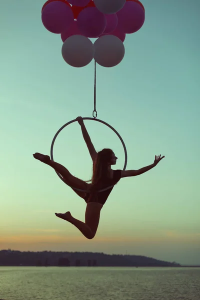 Mädchen Akrobat Schwebt Der Luft Auf Den Ballons Hält Für — Stockfoto