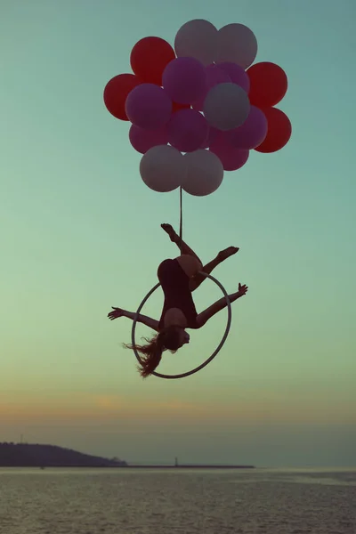 Akrobatin Trickst Der Luft Auf Einem Kreis Und Luftballons — Stockfoto