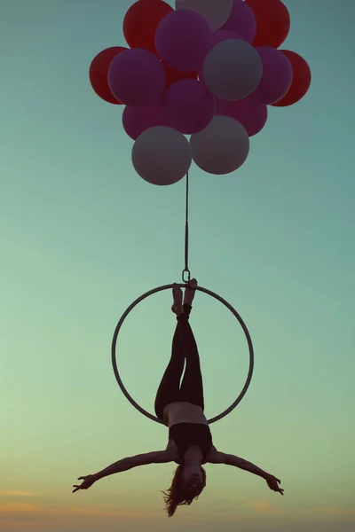 Turnerin Führt Akrobatische Stunts Auf Dem Ring Auf Ballons Halten — Stockfoto