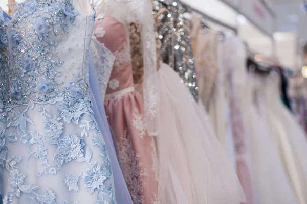 Eleganta Aftonklänningar Sträckbänken Showroom — Stockfoto