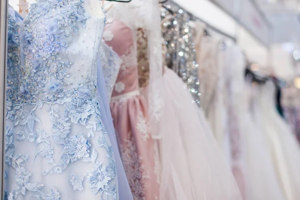 Vackra Aftonklänningar Sträckbänken Showroom — Stockfoto