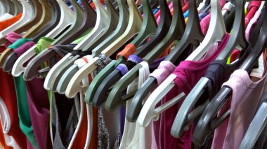 T-shirtler geniş yelpazesi üzerinde askıları showroom.