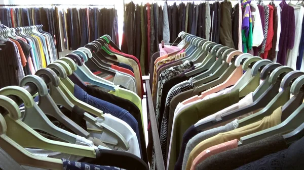 Κρεμάστρες Μια Ποικιλία Από Ρούχα Ένα Μεταχειρισμένο Κατάστημα — Φωτογραφία Αρχείου