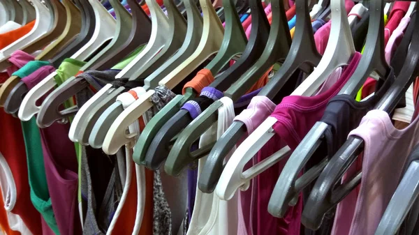 Duży Wybór Koszulek Wieszakach Salonie — Zdjęcie stockowe