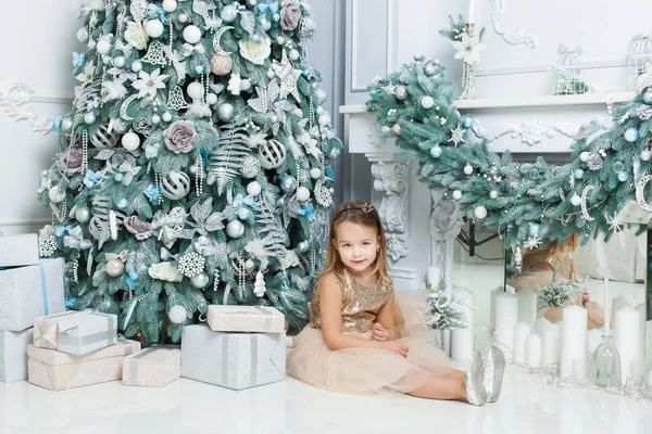 少女の部屋でクリスマス ツリーに近いポーズ — ストック写真