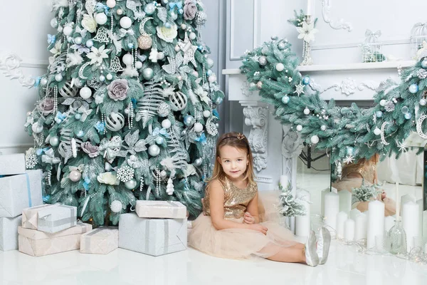 Niña Posando Cerca Del Árbol Navidad Habitación —  Fotos de Stock