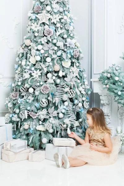 Menina Bonito Sentado Perto Árvore Natal Sala — Fotografia de Stock