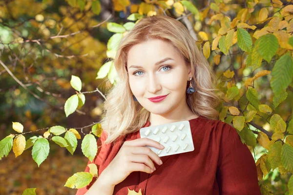 Красивая Блондинка Осеннем Парке Руках Таблеток — стоковое фото