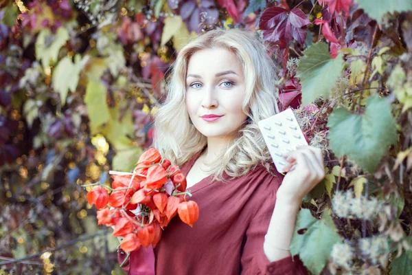 Vacker Blond Kvinna Höst Park Med Piller Hand — Stockfoto