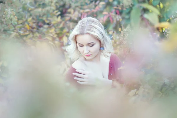 Schöne Blonde Frau Herbstlichen Wald Zwischen Den Bäumen — Stockfoto