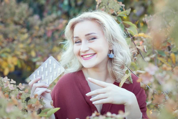 Jonge Blonde Vrouw Houdt Van Pillen Haar Hand Lachen — Stockfoto
