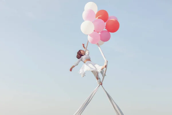 Молода Жінка Робить Трюки Повітрі Білому Полотні — стокове фото