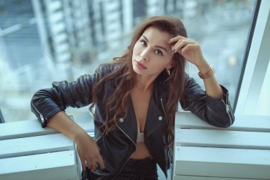 Siyah deri ceketli güzel bir kadın portresi yakın çekim.