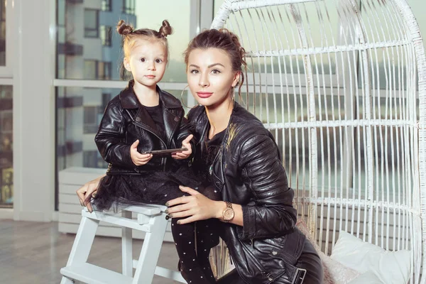 Portrait Young Mother Her Daughter Black Clothes — Stock Photo, Image