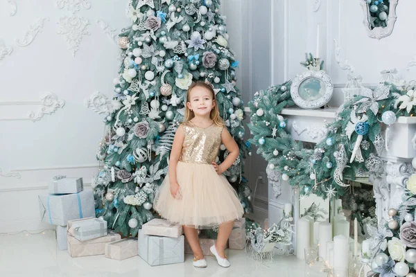 Petite Fille Tient Près Sapin Noël Dans Chambre — Photo