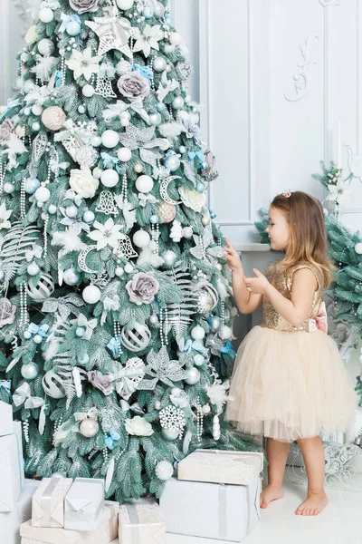 Menina Vestido Bonito Decora Árvore Natal — Fotografia de Stock