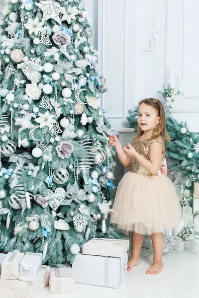 Güzel Elbiseli Küçük Kız Bir Noel Ağacının Yanında Duruyor Şaşırır — Stok fotoğraf